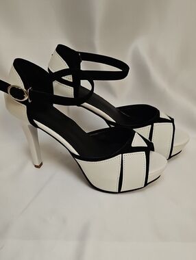 Source Unknown Black and White Strappy Platform Heels